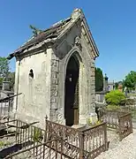 Une chapelle funéraire dans le cimetière ancien.