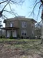 Une maison encore plus simple, bien que bien proportionnée, sans véranda, juste un porche. Maison octogone, Wallingford, Connecticut (construite dans les années 1850s).