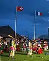 Le drapeau wallisien à côté du drapeau français lors de la fête du territoire le 28 juillet 2019.