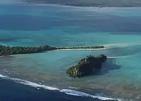 Nukufotu (premier plan) et Nukuloa vus du ciel (l'île principale de Wallis à l'arrière-plan), à marée haute.