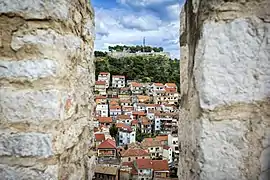 La forteresse Saint Jean (Sveti Ivan) à travers les murs de la forteresse Saint Michel (Sveti Mihovil) à Šibenik. Mai 2016.