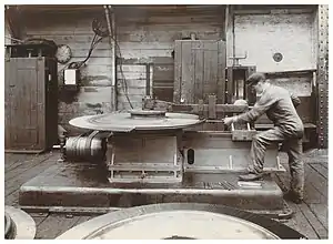 Un ouvrier de Wallsend Slipway faisant fonctionner la machine à fabriquer les pales des turbines. La photo d’origine figure dans les archives du Tyne and Wear.
