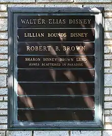 Plaque où est inscrit : 'Walter Elias Disney', 'Lillian Bounds Disney', 'Robert B. Brown', Sharon Disney Brown Lund ashes scattered in paradise'