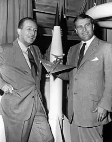 Wernher von Braun et le producteur Walt Disney posant pour trois films de vulgarisation sur le programme spatial américain en 1954, visant à sensibiliser le public américain pendant la guerre froide.