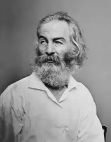 portrait noir et blanc, homme environ cinquante ans, ample chevelure et barbe blanches, légèrement tourné vers la droite