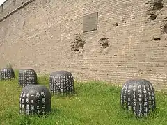 Les murs de la forteresse endommagés par les obus japonais pendant l'incident du pont Marco Polo.