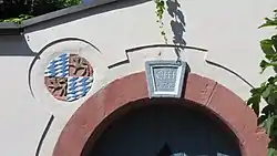 Blason et date à l'Ancienne Mairie