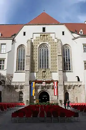 La façade de la cathédrale côté cour avec le Wappenwand.