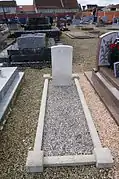 Tombe militaire de D. N. Cotton, aviateur canadien tué en 1944, au cimetière de la commune
