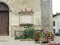 Le monument aux morts à droite de l’entrée de l’église.