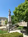 Monument aux morts, situé face à la mairie.