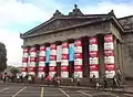 Décoration des piliers de la Royal Scottish  Academy of Music and Drama pour le 20e anniversaire de la mort d'Andy Warhol, à Édimbourg.