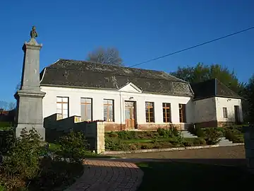 Le monument aux morts et l'ancien presbytère.