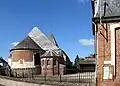 La cour de la mairie donne sur le chevet de l'église.