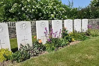 Sept tombes de soldats du "Gordon Highlanders" tombés le 23 août 1918.