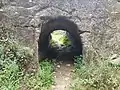 Tunnel d'accès à l'église.