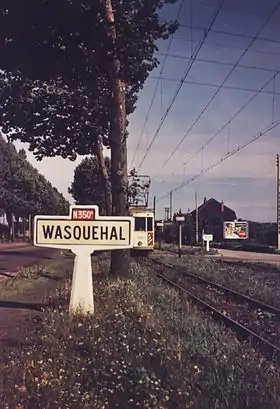 Photo du panneau d'entrée de ville de Wasquehal sur la route nationale 350A à proximité du tramway.