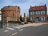 Ruines de la tour ronde de l’ancien château.