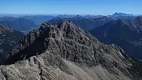 Vue de la face est de la Wasserfallkarspitze depuis le sommet de l'Urbeleskarspitze.