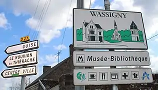 Panneau touristique à l'entrée du village.