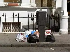 Fenêtre d'une cave avec cour anglaise à Londres.