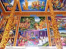 Les murs et le plafond sont surchargés de peintures de couleurs vives représentant les épisodes marquants de la vie du Bouddha