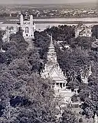 Perspective du Wat Phnom, qui se prolonge par la cathédrale