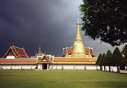 Temples dans l’enceinte du Grand Palais.