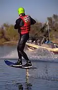 Un skieur nautique montant une planche d'hydrofoil