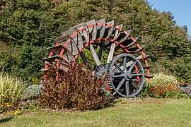 Roue à aubes exposée sur un rond-point à Zell am Harmersbach (Bade-Wurtemberg, Allemagne)