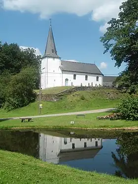 Chapelle Saints-Hubert-et-Antoine, à Wathermael-Beho (M) ainsi que l'ensemble formé par ladite chapelle, le cimetière et le promontoire rocheux, jusqu'à la route et la rivière au sud et à l'ouest (S)