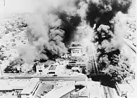 Les bâtiments du quartier de Watts en feu pendant les émeutes.