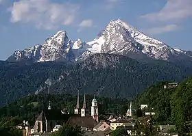 Le Watzmann et, au premier plan, les tours des églises de Berchtesgaden.