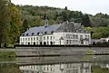 Château de Halloy, ancienne abbaye (façades et toitures) (M) et ensemble formé par le château et ses abords (S).