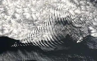 Vue par satellite météorologique de nuages en bandes formés dans une onde orographique