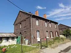 Des habitations groupées par deux.