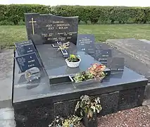 Tombe d'Émile Joly au cimetière de Wavrechain-sous-Denain.