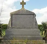 Tombe de la famille du baron Lahure dans le cimetière communal.