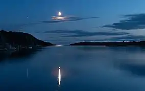 La Lune se reflétant dans le Brofjorden. Septembre 2019.