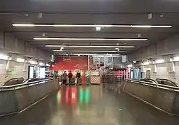 Vue de la mezzanine en direction des portiques avant l'ouverture de l'extension de la station