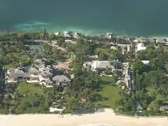 Vue aérienne de résidences sur l’île de Lyford Cay avec, au premier plan, la plage côté nord.