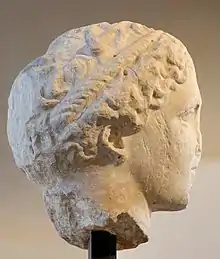 Tête de la statue d'Iris, fronton Ouest du Parthénon, dite « Tête Laborde », conservée au Musée du Louvre.