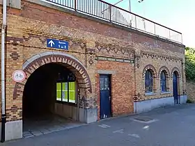 Tunnel en briques donnant accès aux quais de la ligne 25.