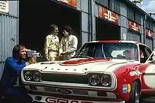 Ludwig (à d.) et Karl-Ludwig Weiß (à g.), sur Ford Capri  1,4 L turbo en 1973 au Nürburgring.