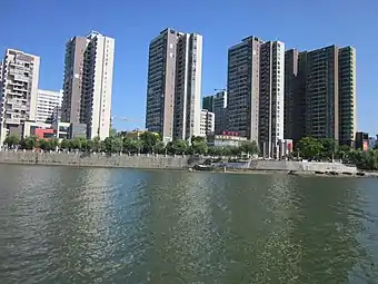 La ville vue des berges de la rivière Wei (affluent de la Xiang (affluent du Yangzi)