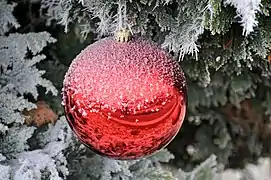 Boule de Noël pour Happy Xmas.