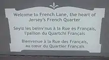 Panneau signalant le quartier français de Saint-Hélier en trois langues (anglais, jersiais et français).