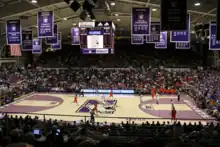 Vue depuis une tribune de côté de l'intérieur de la salle lors d'un match de basket-ball