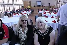 Deux femmes blondes assises à une table