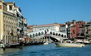 Le pont du Rialto à Venise au-dessus du Grand Canal (XVIe siècle).
